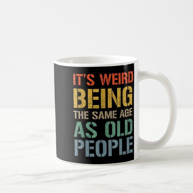 Caneca De Café É estranho ter a mesma idade que as pessoas idosas (Direita)