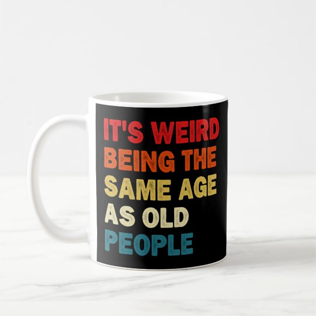 Caneca De Café É Estranho Ter a Mesma Idade Que as Pessoas Velhas (Esquerda)