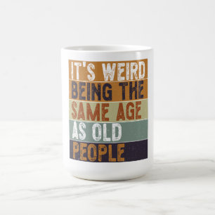 Caneca De Café É estranho ter a mesma idade que as Pessoas velhas