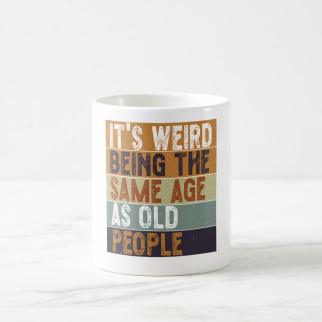 Caneca De Café É estranho ter a mesma idade que as Pessoas velhas (Centro)