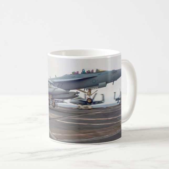 CANECA DE CAFÉ EA-18G GROWLER (Frente Esquerda)