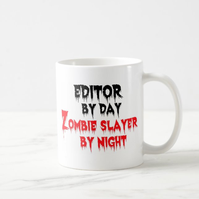 Caneca De Café Editor por Dia Zombie Slayer by Night (Direita)