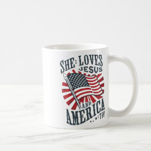 Caneca De Café Ela Ama Jesus E América No Dia 4 De Julho, Patrio