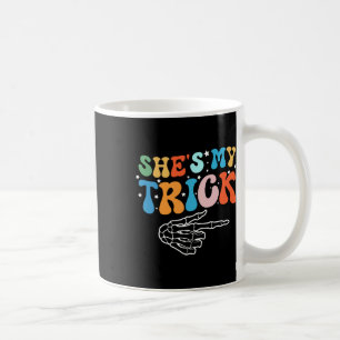 Caneca De Café Ela é o meu truque Hes é o meu Casal do Dia das Br
