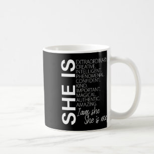 Caneca De Café Ela É Um Surpreendente Negra Confiante Criativo
