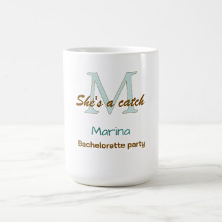 Caneca De Café Ela é uma festa de despedida de solteira monograma