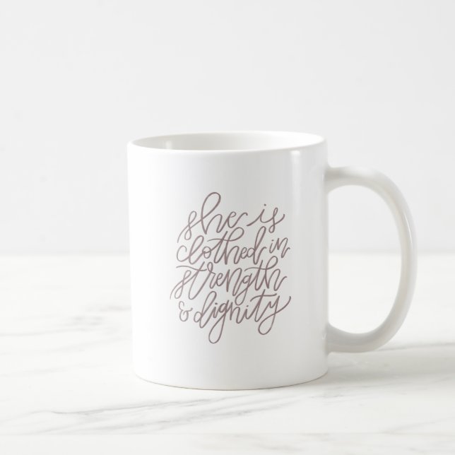 Caneca De Café "Ela é vestida com força e dignidade" (Direita)