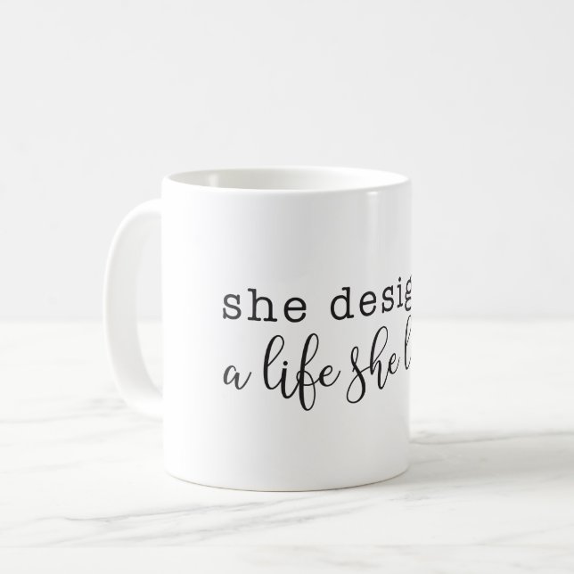 Caneca de café "Ela projetou uma vida que ama" (Frente Esquerda)