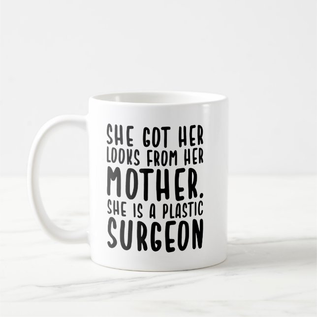 Caneca De Café Ela tem olhares da mãe, é cirurgiã plástica (Esquerda)