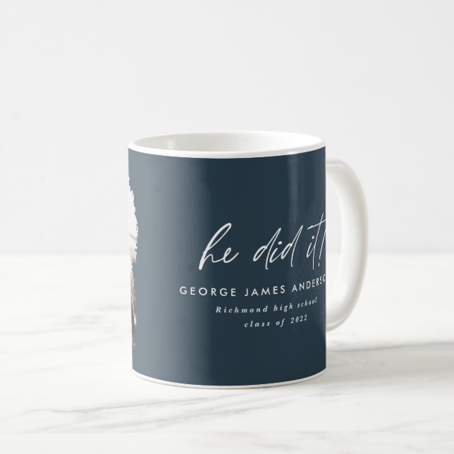Caneca De Café Ele fez isso com o marinho azul da graduação de fo (Frente Esquerda)