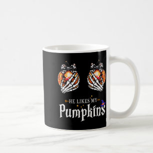Caneca De Café Ele Gosta da Minha Mão de Esqueleto de Abóboras Ca