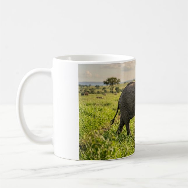 Caneca de Café Elefante Bebê Caminhando pela Grama (Esquerda)