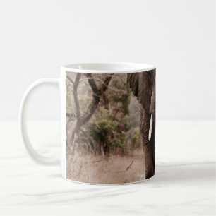 CANECA DE CAFÉ ELEFANTE NEGRO CAMINHANDO NA AREIA MARROM