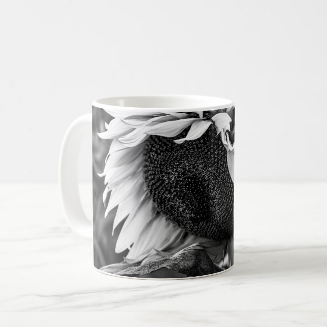Caneca de Café - Elegância de Girassol PB (Frente Esquerda)