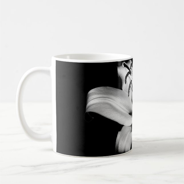 Caneca De Café Elegância Floral Monocromática. (Esquerda)