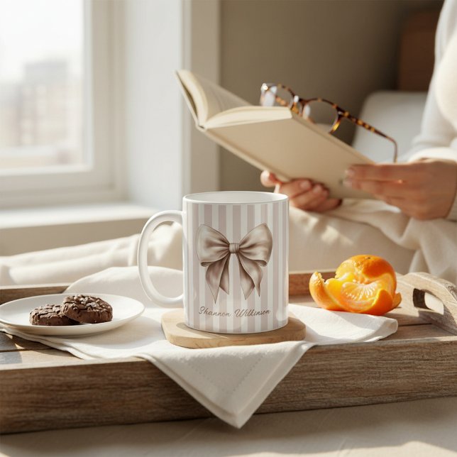 Caneca De Café Elegant Bow Beige Stripes Name Mug (Criador carregado)