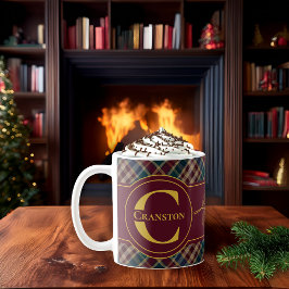 Caneca De Café Elegant Holly and Berries Holiday Monogram Name