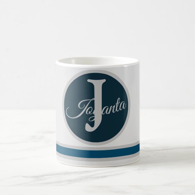 Caneca De Café Elegante de Monograma Azul Cinzento Moderno (Centro)
