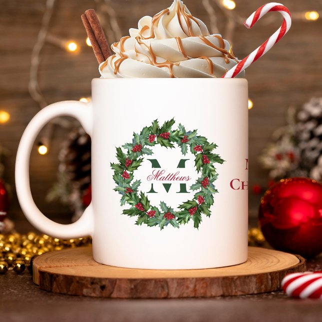 Caneca De Café Elegante Holly e Berries Wreath Feliz Natal (Elegant Holly and Berries Wreath Monogrammed "Merry Christmas" Coffee | Hot Cocoa Mug)