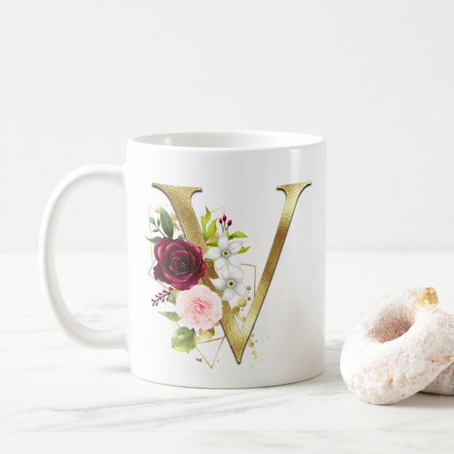 Caneca De Café Elegante Letra V Dourada Flores Rosadas Monograma  (Com Donut)