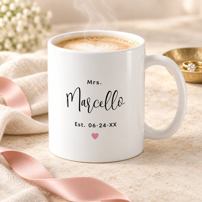 Caneca De Café Elegante Monograma de Casamento Sra. Script (Criador carregado)