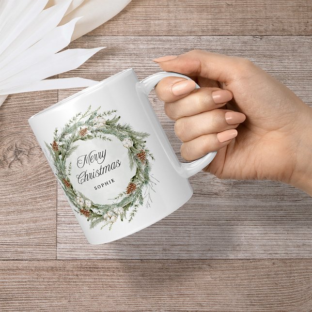 Caneca De Café Elegante Pine Wreath e Greenery | Feliz Natal (An elegant holiday mug)