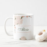 Caneca De Café Elegante Romântico Blush Floral Cor-de-Rosa, Ponti<br><div class="desc">Simples, elegante, design romântico apresenta flores cor-de-água cor-de-rosa pinceladas com cores suaves e sotaques botânicos. Essa Bridesmaid Mug personalizada é o presente perfeito, ou como uma proposta de dama de honra ou como obrigado de ser minha dama de dama de honra. Selecione o seu nome para personalizar a caneca da...</div>