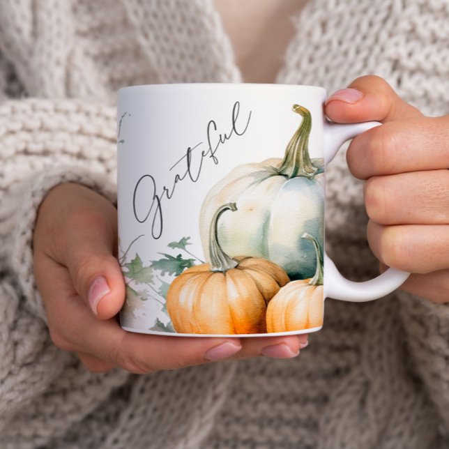 Caneca De Café Elegante Roteiro Grata Pumpkin Russo Mug (An elegant script grateful rustic fall pumpkin nug.)
