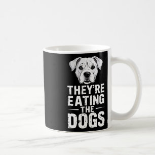 Caneca De Café Eles estão comendo os cachorros Engraçados Debate
