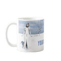 Elfo fêmea andando na neve. Texto personalizável