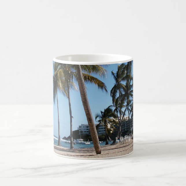 caneca de café em cena de praia (Centro)