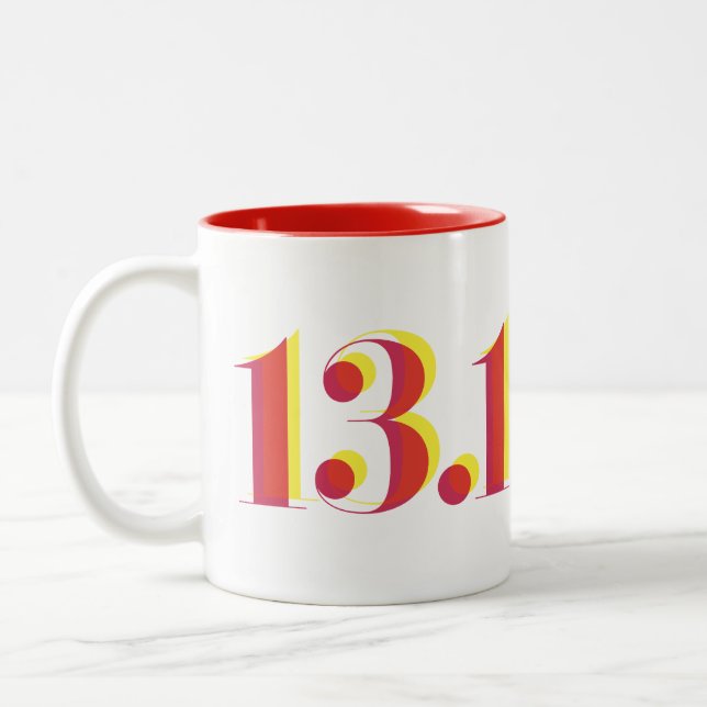 Caneca De Café Em Dois Tons 13.1 Meia maratona executando texto vermelho amare (Esquerda)