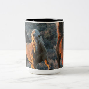 Caneca De Café Em Dois Tons 15oz da energia Puro-selvagem do mustang em uma