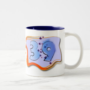 Caneca De Café Em Dois Tons 39 e segurando