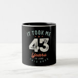 Caneca De Café Em Dois Tons 43 Aniversário Engraçado 43 Anos<br><div class="desc">Este engraçado ditado gráfico faz um excelente presente para um homem ou mulher de 43 anos. Tornando esta 43ª festa de aniversário especial com esta design,  Demorei 43 Anos Para Parecer Bem. Este produto faz o perfeito presente de aniversário humorístico para seu amigo ter 43 anos!</div>