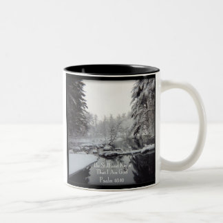 Caneca De Café Em Dois Tons 46:10 do salmo - cena do inverno