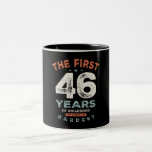 Caneca De Café Em Dois Tons 46 Aniversário Engraçado 46 Anos<br><div class="desc">Este engraçado ditado gráfico faz um excelente presente para um homem ou mulher de 46 anos. Tornar esta 46ª festa de aniversário especial com esta design, Os Primeiros 46 Anos De Infância São Sempre Os Mais Difíceis. Este produto faz o perfeito presente de aniversário humorístico para seu amigo ter 46...</div>