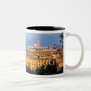 Caneca De Café Em Dois Tons A aldeia toscana de Sienna, Itália.
