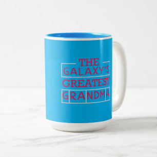 Caneca De Café Em Dois Tons A Avó Mais Incrível da Galáxia Azul e Rosa Tipogr