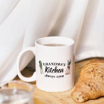 Caneca De Café Em Dois Tons A cozinha da vovó moderna é sempre o melhor presen<br><div class="desc">Bem-vindos à cozinha da vovó, onde o amor e o calor estão sempre no menu! Aprecie sua avó favorita com este charmoso produto de presente de Zazzle. Seja para Dia de as mães, seu aniversário, ou apenas para mostrar apreço, este item pensativo certamente trará um sorriso para sua face.Surpresa Avó...</div>