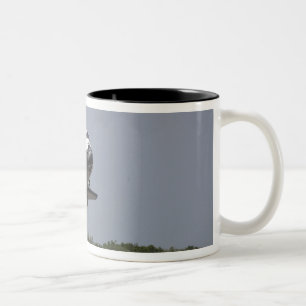 Caneca De Café Em Dois Tons A descoberta do vaivém espacial aproxima a