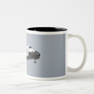 Caneca De Café Em Dois Tons A descoberta do vaivém espacial aproxima a