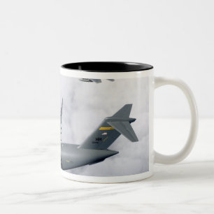 Caneca De Café Em Dois Tons A escolta de F-15B Eagles o primeiro Havaí-baseou