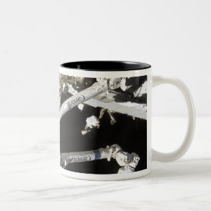 Caneca De Café Em Dois Tons A estação espacial Canadense-construída