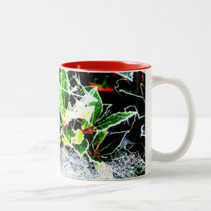 Caneca De Café Em Dois Tons a geada cobriu o Natal do azevinho e da foto do
