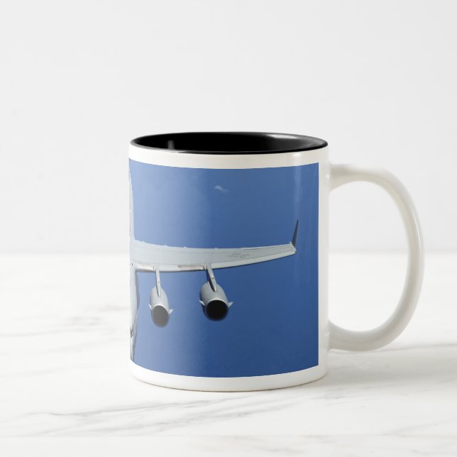 Caneca De Café Em Dois Tons A Globemaster III C-17 aproxima-se do boom (Direita)