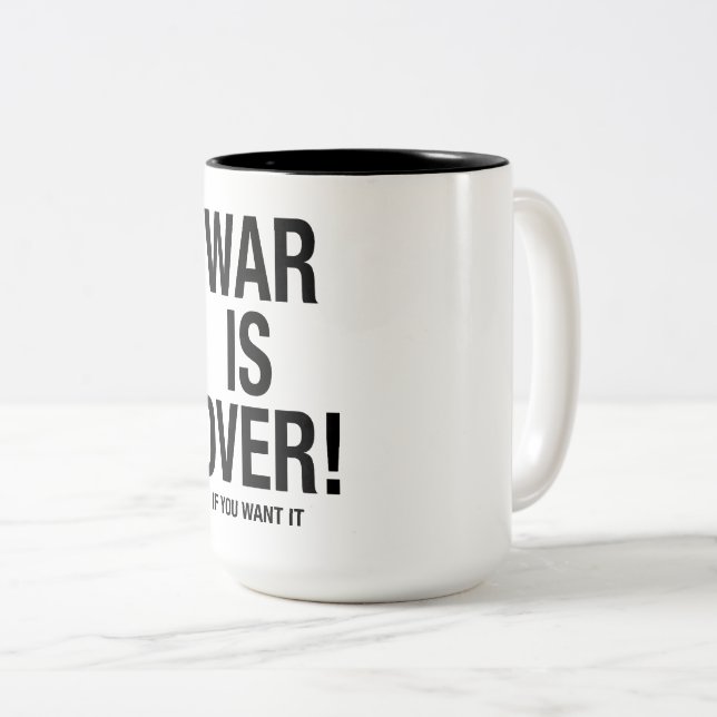 Caneca De Café Em Dois Tons A guerra acabou (Frente Esquerda)