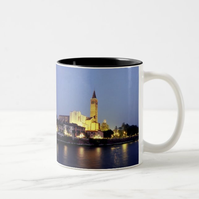 Caneca De Café Em Dois Tons A igreja de Sant'Anastasia em Verona, Itália. (Direita)