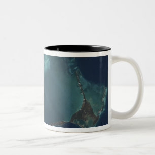 Caneca De Café Em Dois Tons A ilha estreita longa do Eleuthra dos Bahamas
