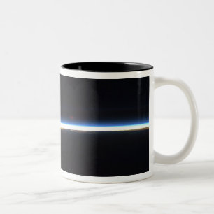 Caneca De Café Em Dois Tons A linha fina da atmosfera de terra